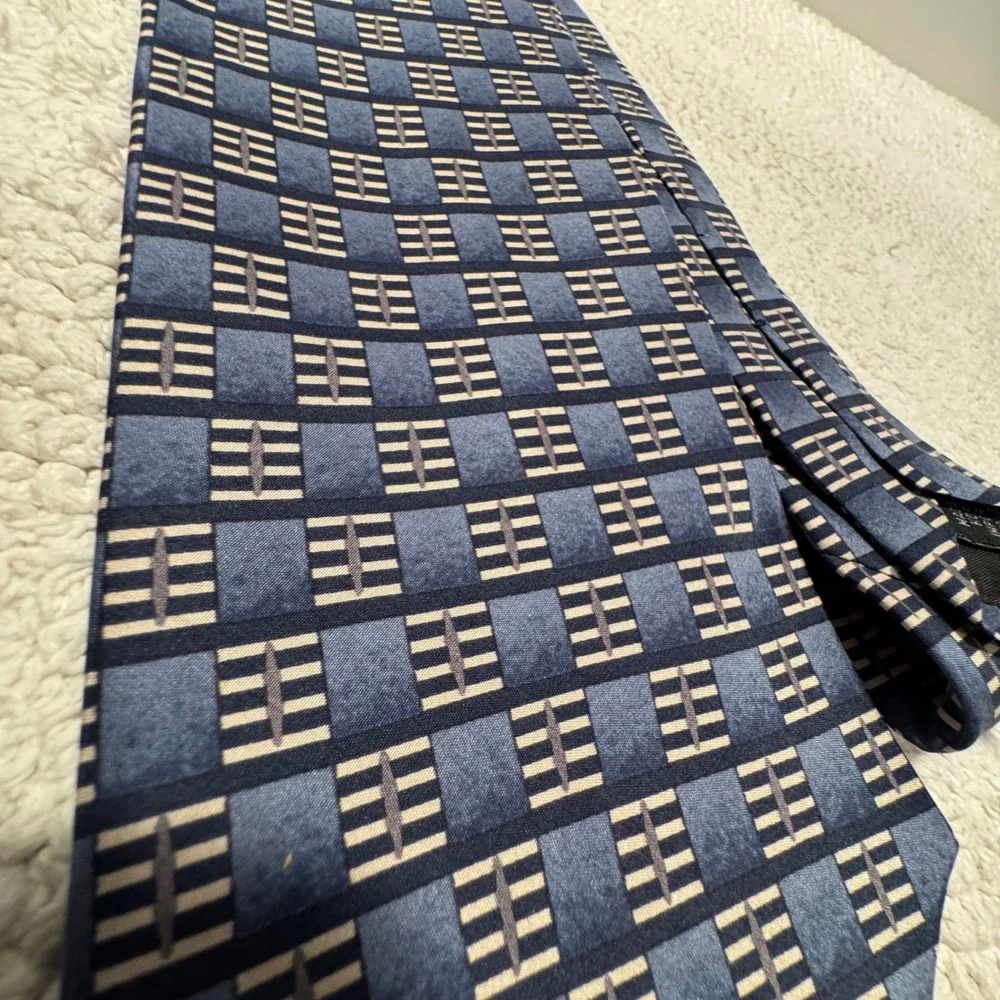 Geoffrey Beene Tie Blue Geometric 100% Silk Professional Business Old Money